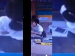 Nam Quản Lý Thế Giới Di Động Thò Tay Móc Lốp Em Nhân Viên Xinh